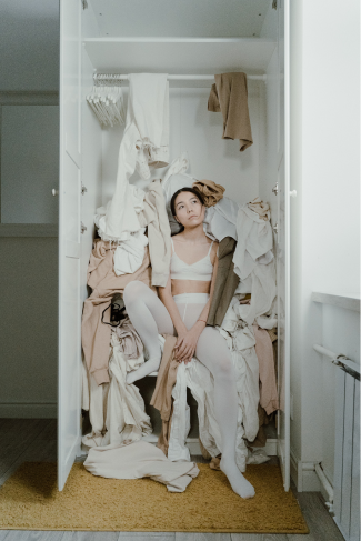 Femme assise dans son dressing