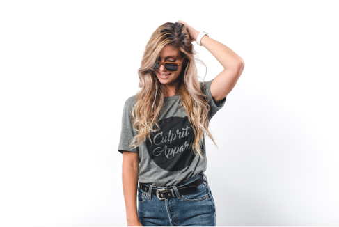 Femme qui rigole avec des lunettes de soleil