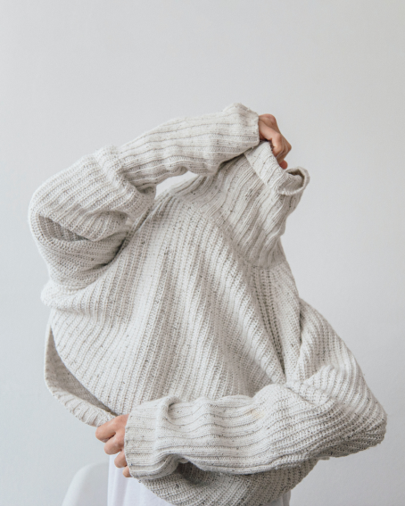 Femme avec un pullover sur la tête