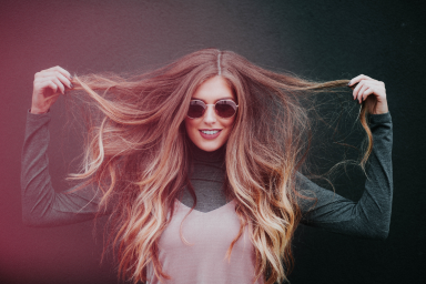 Femme qui tire sur ses cheveux